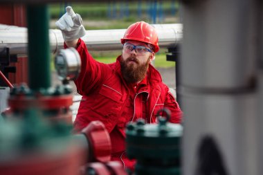 Petrol ve gaz rafinerisinde teknisyen. Petrol Rafinerisinde İşçi.