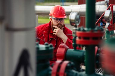 Petrol ve gaz rafinerisinde teknisyen. Petrol Rafinerisinde İşçi.
