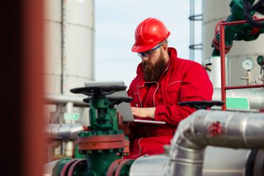 Bilgisayar hakkında rapor yazan bir mühendisin petrol endüstrisi..