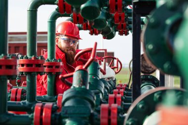 Petrol ve gaz endüstrisi işçisi. Rafineri fabrikasında mühendis..