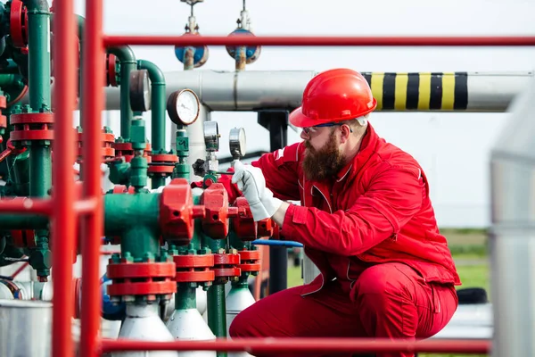 ガス精製の技術者 石油精製所の労働者 — ストック写真