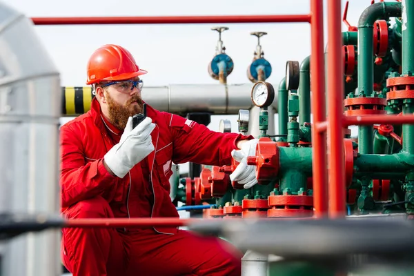 Petrol Gaz Rafinerisinde Teknisyen Petrol Rafinerisinde Şçi — Stok fotoğraf