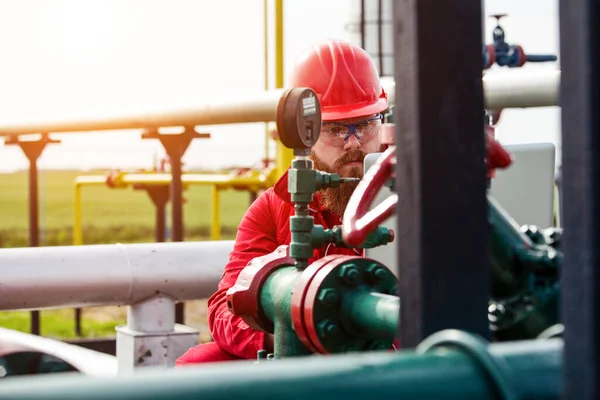 Oil Worker Turning Valve Oil Rig — Stock Photo, Image