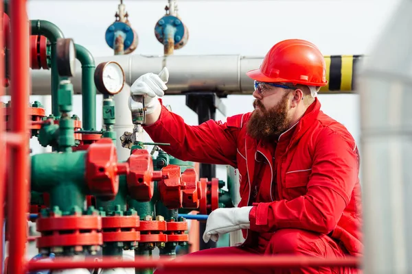 ガス精製の技術者 石油精製所の労働者 — ストック写真