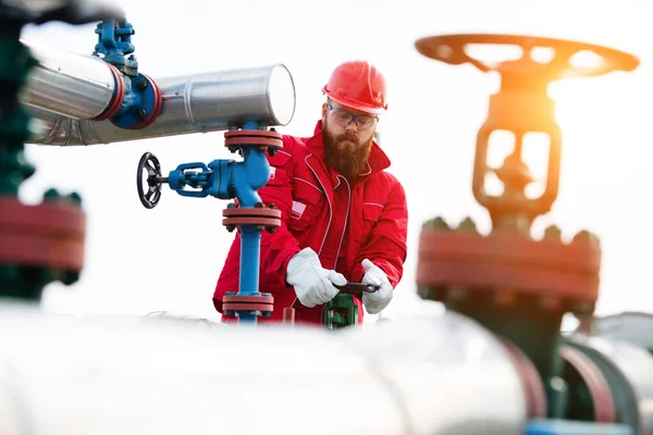 Oil Worker Turning Valve Oil Rig — Stock Photo, Image