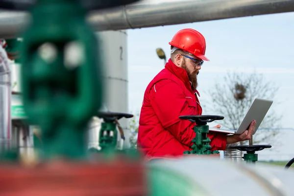 Oil Industry Engineer Making Report Computer — Stock Photo, Image