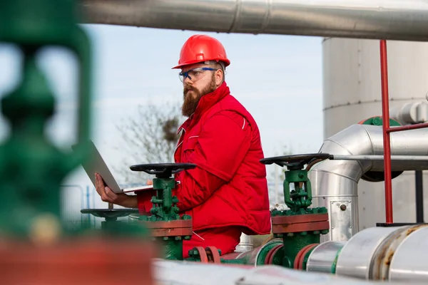 Industria Petrolifera Ingegnere Che Redige Una Relazione Computer — Foto Stock