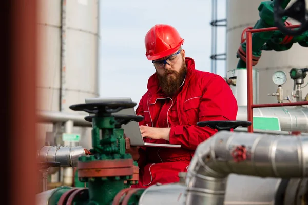Oil Industry Engineer Making Report Computer — Stock Photo, Image