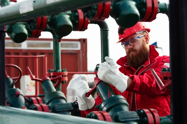 Oil Worker Turning Valve Oil Rig — Stock Photo, Image