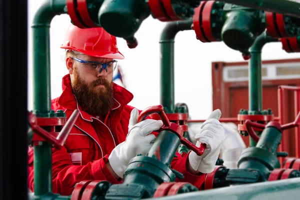 Petrol Gaz Endüstrisi Işçisi Rafineri Fabrikasında Mühendis — Stok fotoğraf