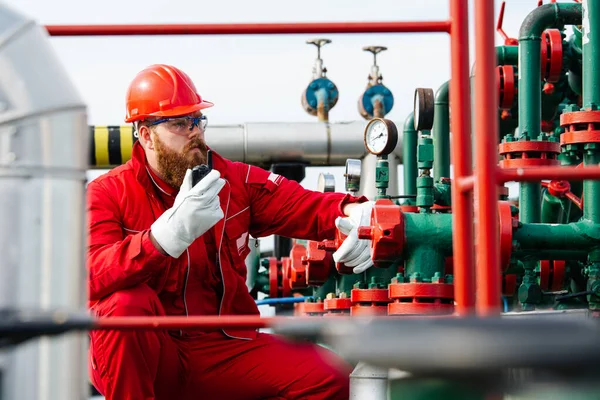 石油和天然气精炼厂技术员 石油精炼厂工人 图库图片