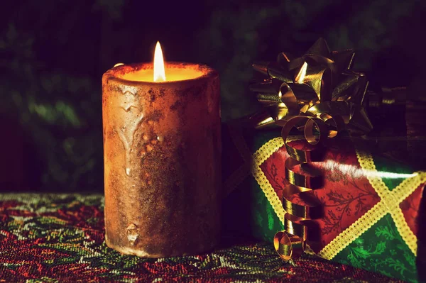 Kerze Und Geschenk Weihnachten — Stockfoto