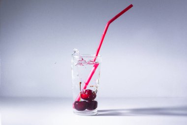 Olgun kiraz Şelalesi ile temiz su - cam içine bir serinletici yaz iç.