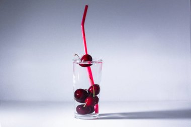 Olgun kiraz Şelalesi ile temiz su - cam içine bir serinletici yaz iç.