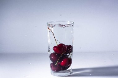 Olgun kiraz Şelalesi ile temiz su - cam içine bir serinletici yaz iç.