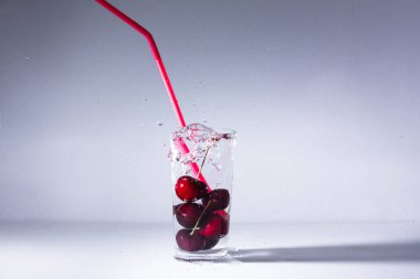 Olgun kiraz Şelalesi ile temiz su - cam içine bir serinletici yaz iç.