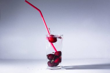 Olgun kiraz Şelalesi ile temiz su - cam içine bir serinletici yaz iç.