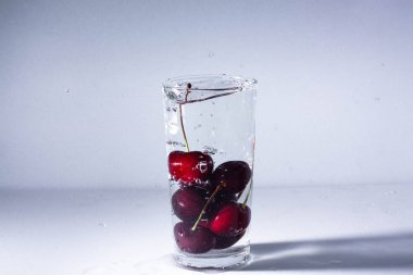 Olgun kiraz Şelalesi ile temiz su - cam içine bir serinletici yaz iç.