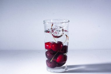 Olgun kiraz Şelalesi ile temiz su - cam içine bir serinletici yaz iç.