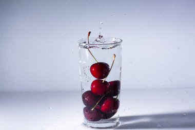 Olgun kiraz Şelalesi ile temiz su - cam içine bir serinletici yaz iç.