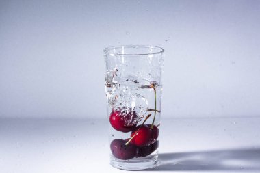 Olgun kiraz Şelalesi ile temiz su - cam içine bir serinletici yaz iç.