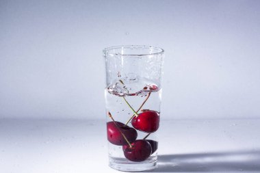 Olgun kiraz Şelalesi ile temiz su - cam içine bir serinletici yaz iç.