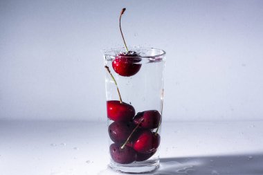 Olgun kiraz Şelalesi ile temiz su - cam içine bir serinletici yaz iç.