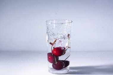 Olgun kiraz Şelalesi ile temiz su - cam içine bir serinletici yaz iç.