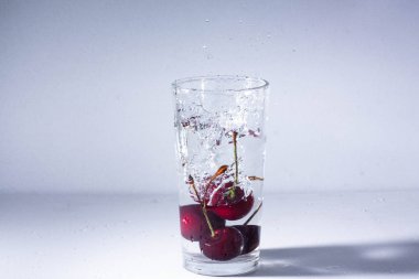 Olgun kiraz Şelalesi ile temiz su - cam içine bir serinletici yaz iç.