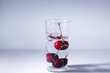 Olgun kiraz Şelalesi ile temiz su - cam içine bir serinletici yaz iç.