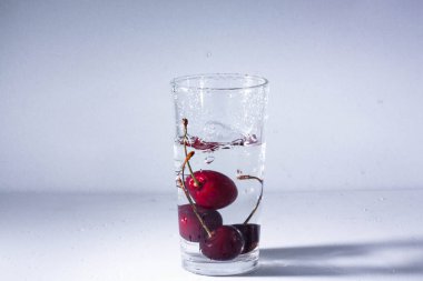 Olgun kiraz Şelalesi ile temiz su - cam içine bir serinletici yaz iç.