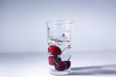 Olgun kiraz Şelalesi ile temiz su - cam içine bir serinletici yaz iç.