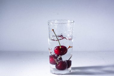 Olgun kiraz Şelalesi ile temiz su - cam içine bir serinletici yaz iç.