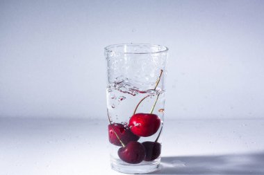 Olgun kiraz Şelalesi ile temiz su - cam içine bir serinletici yaz iç.