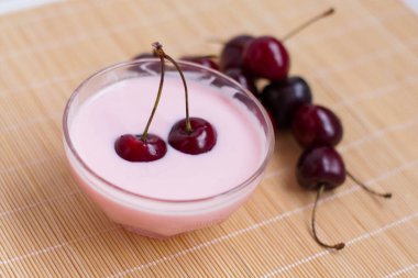 Olgun kiraz ve vişne yoğurt sağlıklı beslenme kavramı vardır.