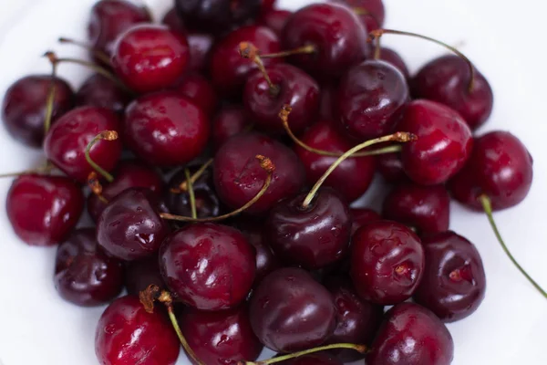 Olgun tatlı kiraz kırmızı sulu berry olduğunu.