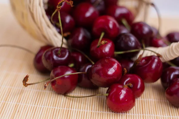 Olgun kiraz bir hasır sepet dökülür.