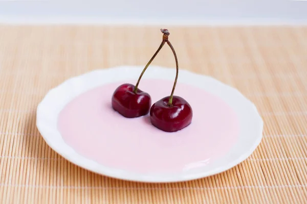 Cerejas Maduras Iogurte Cereja São Conceito Uma Dieta Saudável — Fotografia de Stock