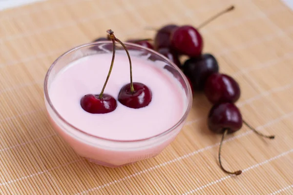 Olgun kiraz ve vişne yoğurt sağlıklı beslenme kavramı vardır.