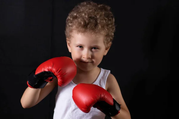 Menino Com Luvas Boxe Vermelhas Num Fundo Preto Esportes Boxe — Fotografia de Stock