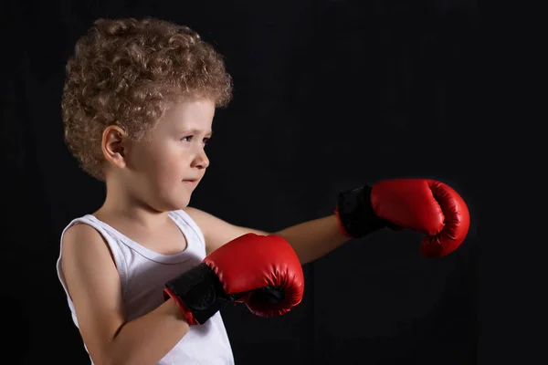 Malý Chlapec Boxerských Rukavicích Černém Pozadí Ten Kluk Boxuje — Stock fotografie