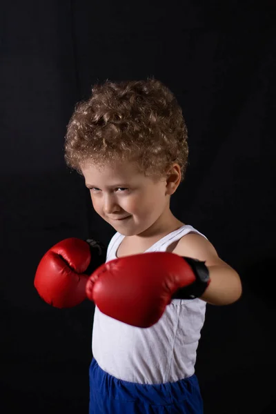 Kleiner Junge Roten Boxhandschuhen Auf Schwarzem Hintergrund Sport Kinderboxen — Stockfoto