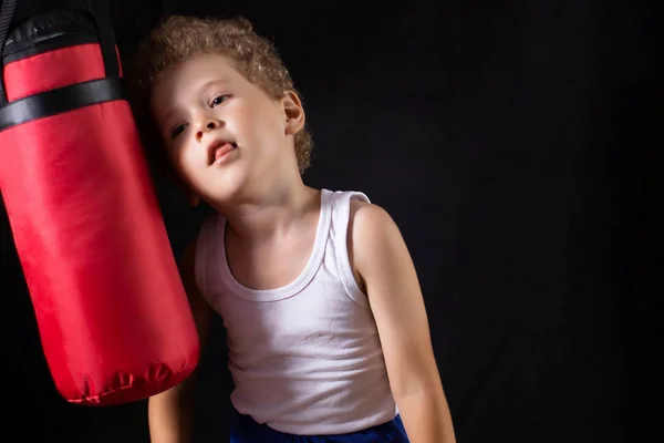 Kırmızı Boks Eldivenli Küçük Bir Çocuk Boks Çantasına Vurmak Için — Stok fotoğraf