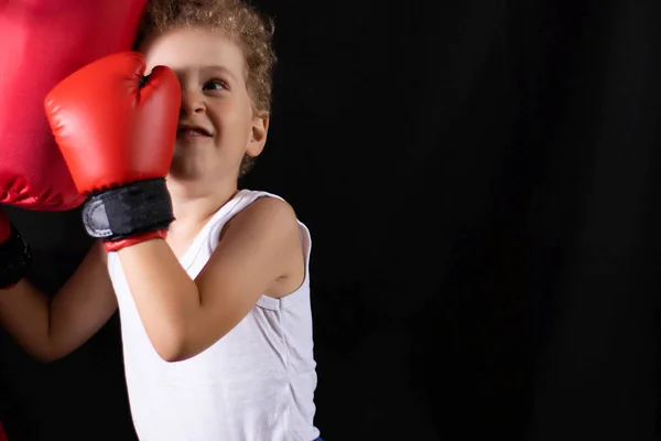 Маленький Мальчик Красных Боксерских Перчатках Едет Боксерскую Сумку Спорт Детский — стоковое фото