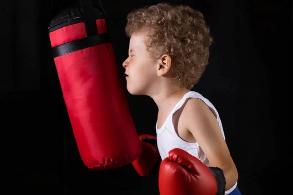 Niño Pequeño Con Guantes Boxeo Rojos Entrena Para Golpear Bolsa —  Fotos de Stock