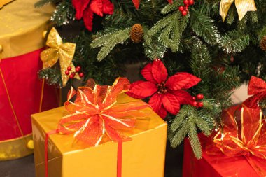 Süslü bir Noel ağacının altında hediye kutuları. Yılbaşı dekoru, Noel havası..