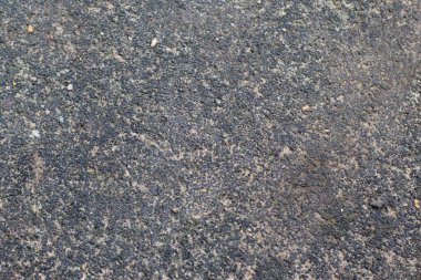 Yol yüzeyinin dokusu küçük taşlardan yapılmış. Zorlu endüstriyel geçmiş