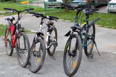 Kopeisk, Chelyabinsk Rusya - 08 07 2020. Sitede üç bisiklet var. Aile bisikleti.