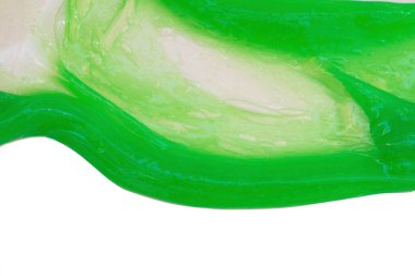 Beyaz arka planda yeşil balçık. Oyun için polimer kütle.