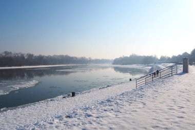 Kaldırım ve kar Szentendre, Macaristan ile kaplı Nehri